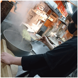 ラーメンを作っている様子の画像